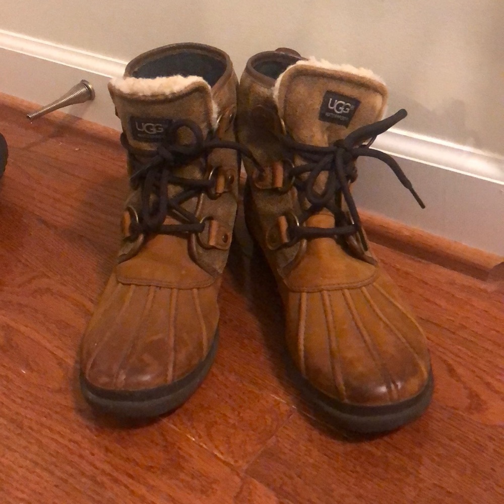 Ugg boots size 8.5 EUC. Smoke free home.